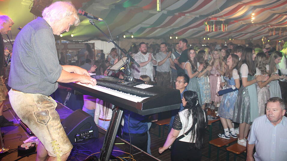 Trotz Regen feiern die Gäste ausgelassen im Festzelt. Trotz Regen feiern die Gäste ausgelassen im Festzelt.