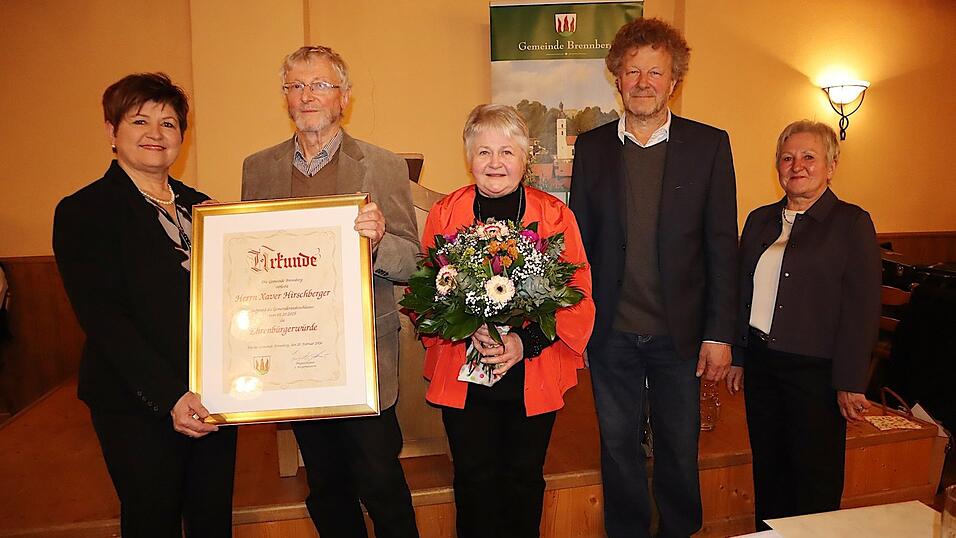 Xaver Hirschberger, hier mit seiner Frau Renate, wurde f&uuml;r all seine Verdienste um die Gemeinde und das Gemeinwohl die Ehrenb&uuml;rgerw&uuml;rde verliehen.
