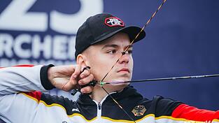 Voll hinein in die Zehn: Simon Moritz hat in Garching-Hochbrück mit perfekten 150 Ringen einen Weltrekord mit dem Compoudbogen in der U21-Klasse aufgestellt. Ein paar Tage später wird der 17-jährige Oberscheidinger Vierter bei der EM in Antalya - bei den Erwachsenen. Voll hinein in die Zehn: Simon Moritz hat in Garching-Hochbrück mit perfekten 150 Ringen einen Weltrekord mit dem Compoudbogen in der U21-Klasse aufgestellt. Ein paar Tage später wird der 17-jährige Oberscheidinger Vierter bei der EM in Antalya - bei den Erwachsenen.