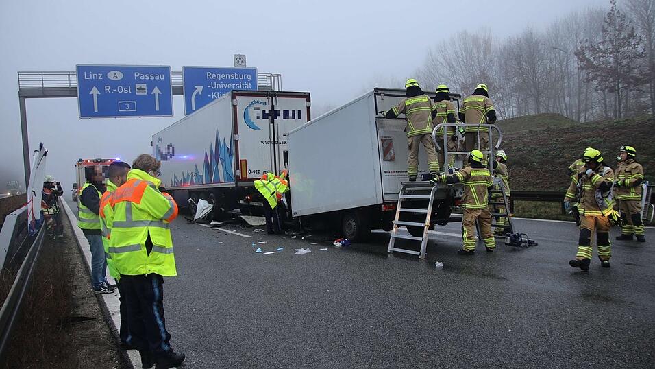 Am Dienstagvormittag fuhr ein Lkw-Fahrer einem anderen Laster auf der A3 bei Regensburg auf. Infolgedessen wurde der Fahrer in seinem Fahrzeug eingeklemmt. Am Dienstagvormittag fuhr ein Lkw-Fahrer einem anderen Laster auf der A3 bei Regensburg auf. Infolgedessen wurde der Fahrer in seinem Fahrzeug eingeklemmt.