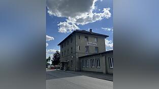 Die Uhr am Vilsbibuger Bahnhof steht still - um fünf vor 12. Man könnte es als Augenzwinkern verstehen - der Landkreis Landshut ist so schlecht mit dem ÖPNV angebunden, wie sonst kaum einer in Deutschland.