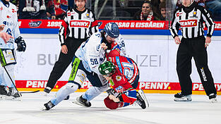 Ryan Merkley erzielte am Mittwoch beim 3:2-Sieg in Berlin nicht nur seinen ersten Saisontreffer f&uuml;r die Tigers, auch im Fight mit Berlins Ex-Tiger Manuel Wiederer schlug sich die Nachverpflichtung wacker.