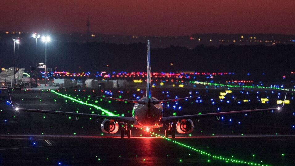 Ein Fußgänger ist auf der A3 neben dem Terminal 2 des Flughafens Frankfurt von einem Lastwagen angefahren und tödlich verletzt worden. (Symbolbild) Ein Fußgänger ist auf der A3 neben dem Terminal 2 des Flughafens Frankfurt von einem Lastwagen angefahren und tödlich verletzt worden. (Symbolbild)
