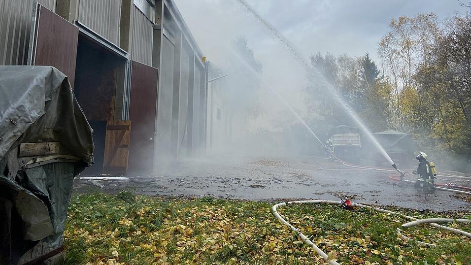 Rund 6 000 Tonnen Kartoffeln waren zum Brandzeitpunkt in der rund 2500 Quadratmeter großen Lagerhalle gelagert. Rund 6 000 Tonnen Kartoffeln waren zum Brandzeitpunkt in der rund 2500 Quadratmeter großen Lagerhalle gelagert.