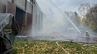 Rund 6 000 Tonnen Kartoffeln waren zum Brandzeitpunkt in der rund 2500 Quadratmeter großen Lagerhalle gelagert. Rund 6 000 Tonnen Kartoffeln waren zum Brandzeitpunkt in der rund 2500 Quadratmeter großen Lagerhalle gelagert.