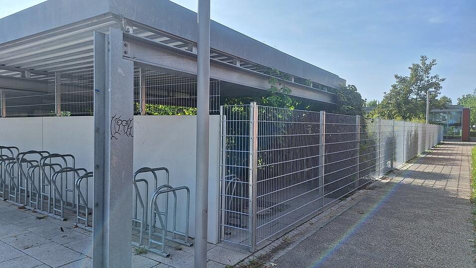 Ein langer Zaun erstreckt sich um das Gel&auml;nde der Plattlinger Realschule.