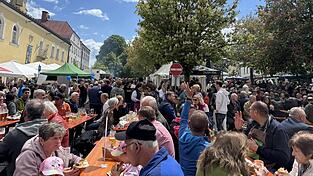 Wie beim Bürgerfest: der Stadtplatz war brechend voll. Wie beim Bürgerfest: der Stadtplatz war brechend voll.