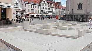 Das Bodenrelief des Künstlers Dani Karavan ziert seit 2005 den Neupfarrplatz im Stadtzentrum. An dieser Stelle stand einst eine Synagoge, die 1519 auf Stadtratsbeschluss hin zerstört wurde.