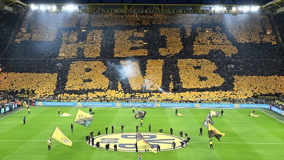 Die Fans der Dortmunder mit einer beeindruckenden Chorografie. Die Fans der Dortmunder mit einer beeindruckenden Chorografie.
