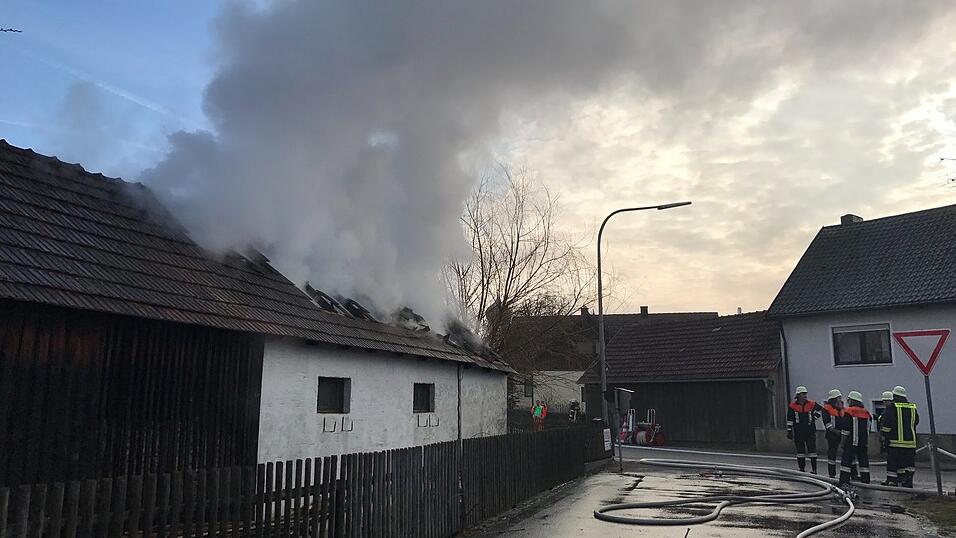 In Thumhausen bei Nittendorf fing eine Scheune Feuer.