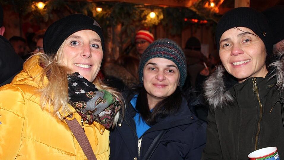 Auch am Samstag, 15. Dezember, strömten wieder etliche Besucher aus Landshut und Umgebung zur Weihnachtspyramide am Alten Viehmarkt. Auch am Samstag, 15. Dezember, strömten wieder etliche Besucher aus Landshut und Umgebung zur Weihnachtspyramide am Alten Viehmarkt.