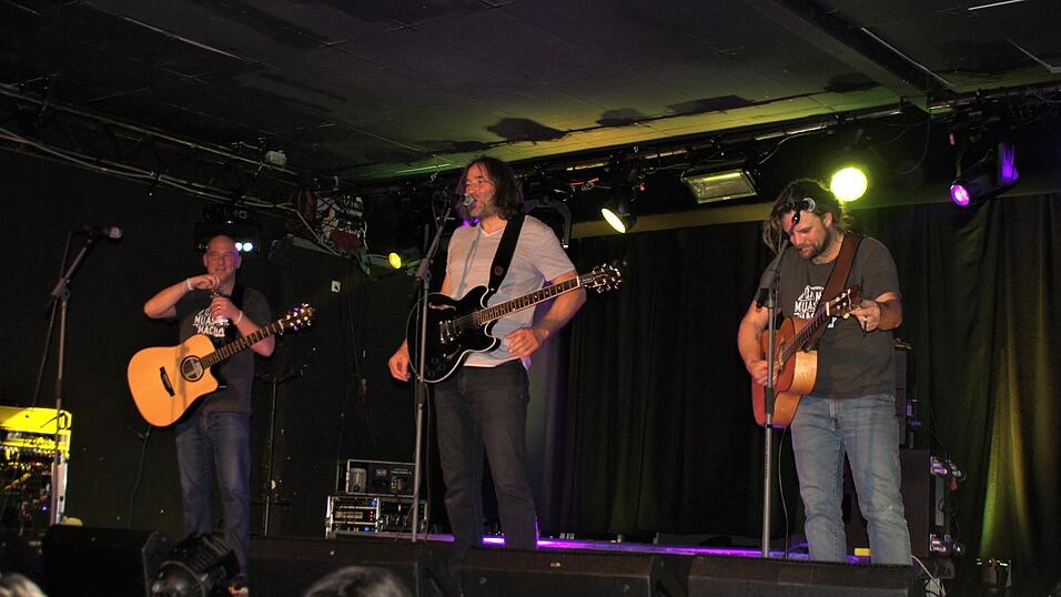 Nach den Solo-Darbietungen standen Michi Dietmeyer, Roland Hefter und der Keller Steff wieder gemeinsam auf der Bühne im L.A. Nach den Solo-Darbietungen standen Michi Dietmeyer, Roland Hefter und der Keller Steff wieder gemeinsam auf der Bühne im L.A.