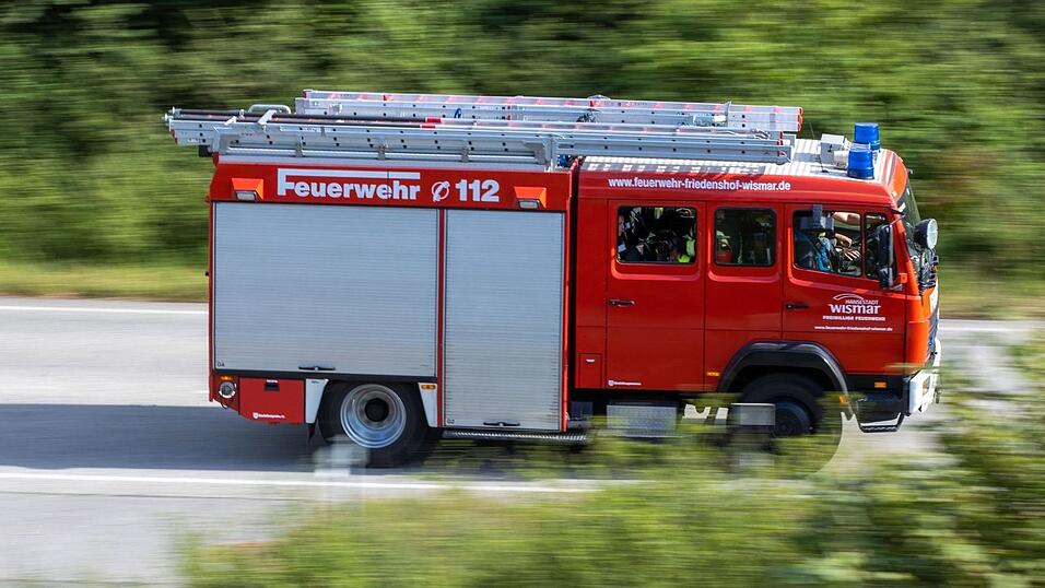 Ein Fahrzeug der Feuerwehr rückt aus. (Symbolbild) Ein Fahrzeug der Feuerwehr rückt aus. (Symbolbild)