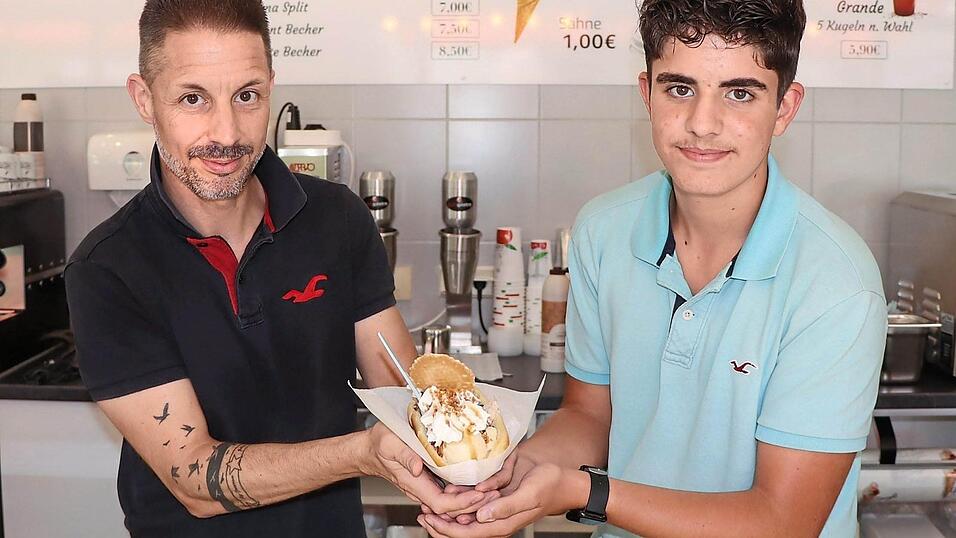 Einfach zum Reinbeißen: Florian Schwaiger (l.) und sein Sohn Julien mit dem Eis-Burger. Einfach zum Reinbeißen: Florian Schwaiger (l.) und sein Sohn Julien mit dem Eis-Burger.