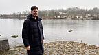Fabian Schmid am Bodenwöhrer Weiher. Bodenwöhr ist seine Heimat. Ein Umzug an seinen Arbeitsort Regensburg kommt für ihn nicht in Frage. 'Hier bin ich verwurzelt, kenne alle Leute.' Fabian Schmid am Bodenwöhrer Weiher. Bodenwöhr ist seine Heimat. Ein Umzug an seinen Arbeitsort Regensburg kommt für ihn nicht in Frage. 'Hier bin ich verwurzelt, kenne alle Leute.'