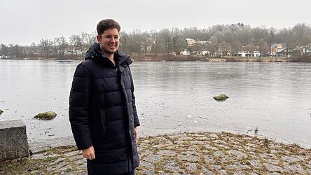 Fabian Schmid am Bodenwöhrer Weiher. Bodenwöhr ist seine Heimat. Ein Umzug an seinen Arbeitsort Regensburg kommt für ihn nicht in Frage. 'Hier bin ich verwurzelt, kenne alle Leute.'