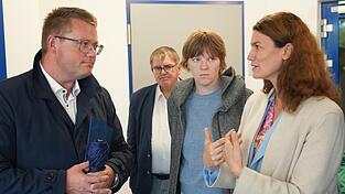 Landrätin Tanja Schweiger (r.) gibt SPD-Fraktionschef Holger Grießhammer (l.) ihre Wünsche aus der Kommunalpolitik mit auf den Weg.