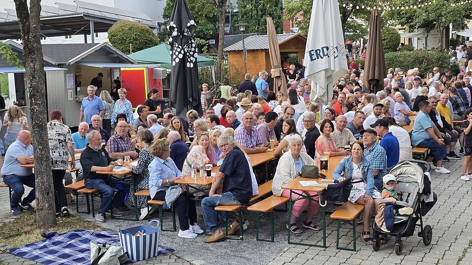Das erste Platzlfest lockte mehr Besucher, als erhofft. Das erste Platzlfest lockte mehr Besucher, als erhofft.