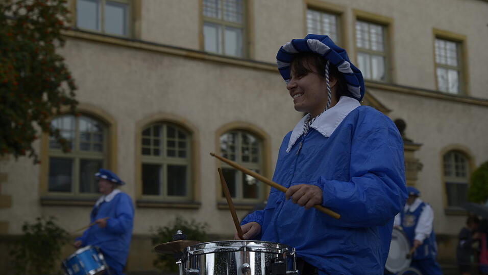 Zahlreiche Musik- und Trachtengruppen zogen nach dreij&auml;hriger Pause am Freitagabend zum Festplatz Am Hagen.&nbsp;