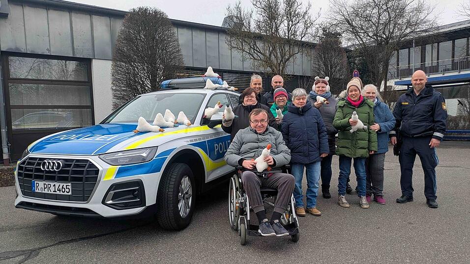Eine Gruppe übergibt die SOS-Enten an die Polizei. Eine Gruppe übergibt die SOS-Enten an die Polizei.