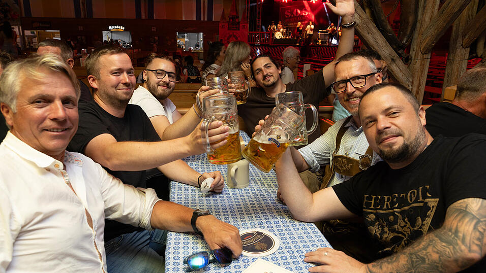 Die Partybilder vom Dienstag, 11. August, aus dem Festzelt Reisinger. Die Partybilder vom Dienstag, 11. August, aus dem Festzelt Reisinger.