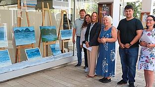 Sidi Hörl (Dritte von rechts) bei der Eröffnung ihrer Ausstellung mit drittem Bürgermeister Wolfgang Kürzinger, Anna Roßmann von der Tourist-Info, Kulturreferentin Heike Dannerbeck, Azubi und Übersetzer Theo Sidelko und ihrer Tochter Sabina Kučerová (von links)