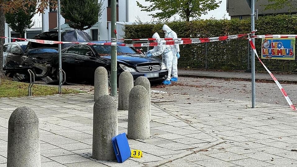 Beamte der Spurensicherung sind neben zwei ausgebrannten Autos im Einsatz. Die Polizei bittet um Zeugenhinweise.