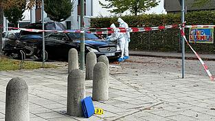 Beamte der Spurensicherung sind neben zwei ausgebrannten Autos im Einsatz. Die Polizei bittet um Zeugenhinweise.