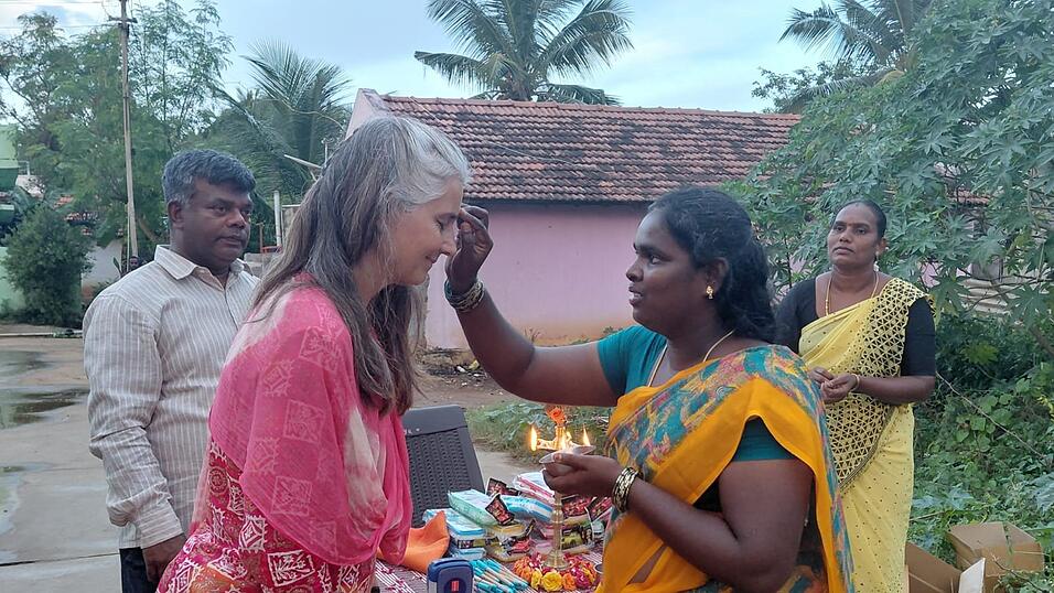 Mit einer Willkommenszeremonie wurde Christina Berger in Indien empfangen. Sechs Tage begleitete sie Pater Jerome (links). Mit einer Willkommenszeremonie wurde Christina Berger in Indien empfangen. Sechs Tage begleitete sie Pater Jerome (links).