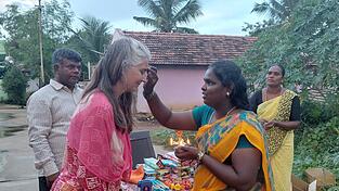 Mit einer Willkommenszeremonie wurde Christina Berger in Indien empfangen. Sechs Tage begleitete sie Pater Jerome (links). Mit einer Willkommenszeremonie wurde Christina Berger in Indien empfangen. Sechs Tage begleitete sie Pater Jerome (links).