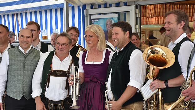 Ulrike Scharf wird von der Blaskapelle Velden und CSU-Vertretern am Volksfest empfangen. Ulrike Scharf wird von der Blaskapelle Velden und CSU-Vertretern am Volksfest empfangen.