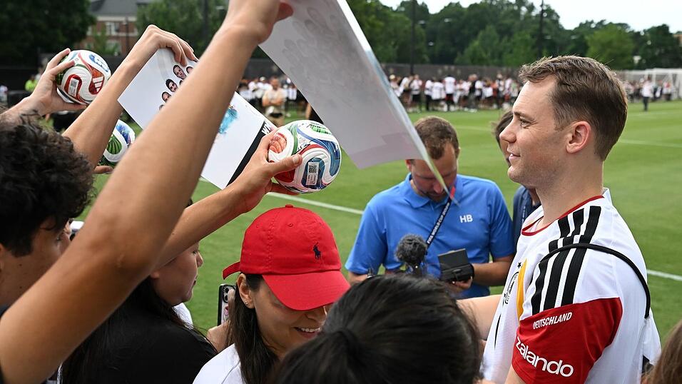 Bei den Fans ist Manuel Neuer sehr beliebt. Bei den Fans ist Manuel Neuer sehr beliebt.