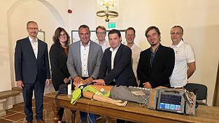 Sie er&ouml;ffneten den Aktionstag (von links): Andr&eacute; Naumann (Vorstand der LA-Regio Kliniken), Judith Angerer (Vorst&auml;ndin der LA-Regio Kliniken), Landrat Alfred Holzner (Schirmherr der Veranstaltung), Theo Windhaus (Oberarzt der Notaufnahme, Klinik Landshut-Mitte), Oberb&uuml;rgermeister Thomas Haslinger (Schirmherr der Veranstaltung), Michael R&auml;biger (Oberarzt in der An&auml;sthesiologie, Kinderklinik St. Marien), Jakob Fuchs (Vorstand der LA-Regio Kliniken) und Gunthard Goresch (Chefarzt der Notaufnahmen, Kliniken Landshut-Achdorf und Vilsbiburg).