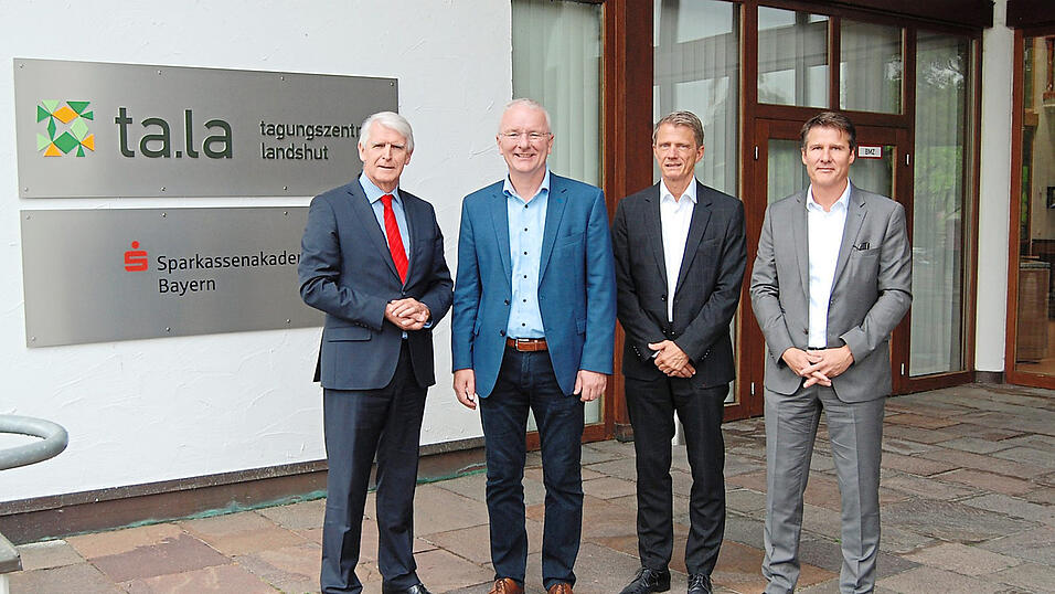 Akademiedirektor Franz Inderst (von links), OB Alexander Putz, der Gesch&auml;ftsf&uuml;hrer der Bayern Bankett Gastronomie GmbH Stefan Hartmann und 'ta.la'-Hoteldirektor Markus Brandt f&uuml;hrten am Dienstag durch das neue Tagungszentrum.