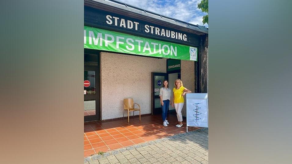 Tatjana Daller (r.), &Auml;rztliche Leitung der Impfstation am Theater am Hagen, und Vewaltungsleiterin Veronika Simmel, motivieren zum Impfen.