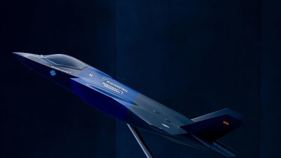 Ein Modell des US-Tarnkappenbombers F35, f&uuml;r den Rheinmetall in Weeze das Rumpfmittelteil baut.