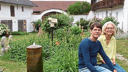 Michaela und Florian Geissler im Innenbereich ihres Vierseithofs zwischen dem Pl&auml;tschern des Brunnens und dem Schnurren des Katers.