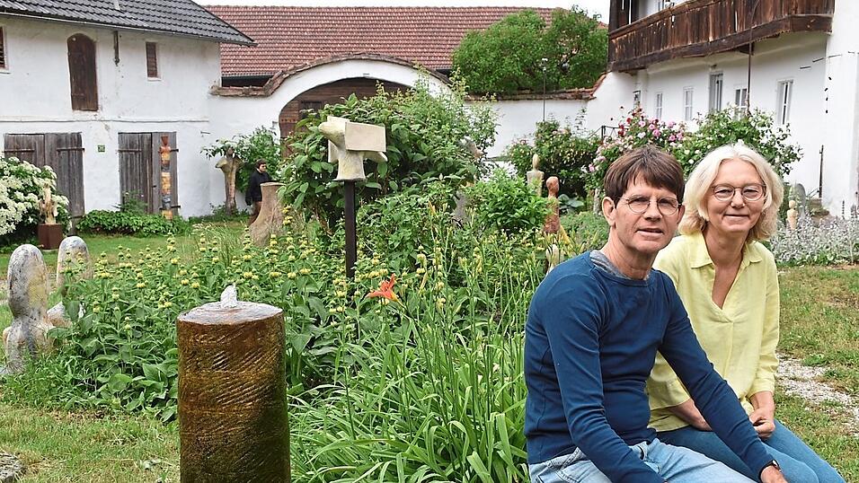 Michaela und Florian Geissler im Innenbereich ihres Vierseithofs zwischen dem Pl&auml;tschern des Brunnens und dem Schnurren des Katers.