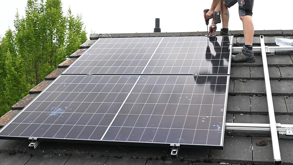 Viele Hausbesitzer haben sich eine Photovoltaikanlage aufs Dach montieren lassen, der Staat fördert dies allerdings nicht mehr so wie in früheren Jahren. (Archivbild) Viele Hausbesitzer haben sich eine Photovoltaikanlage aufs Dach montieren lassen, der Staat fördert dies allerdings nicht mehr so wie in früheren Jahren. (Archivbild)