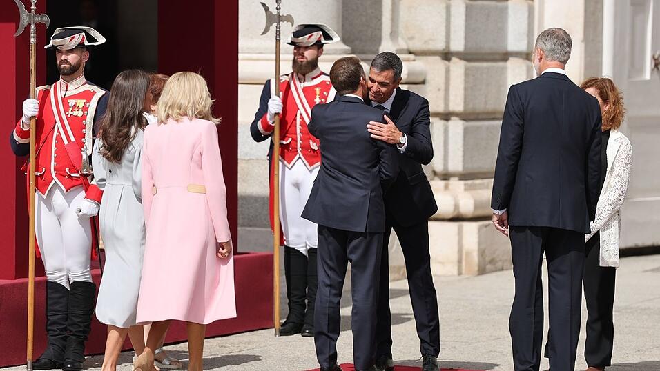 Auch Ministerpr&auml;sident Pedro S&aacute;nchez begr&uuml;&szlig;te Macron, das Treffen zwischen beiden findet aber am zweiten Tag statt.