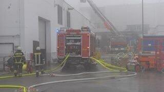 Es dauerte bis in die frühen Morgenstunden, ehe die Einsatzkräfte der Feuerwehr das Feuer unter Kontrolle hatten. (Foto: ih) Es dauerte bis in die frühen Morgenstunden, ehe die Einsatzkräfte der Feuerwehr das Feuer unter Kontrolle hatten. (Foto: ih)