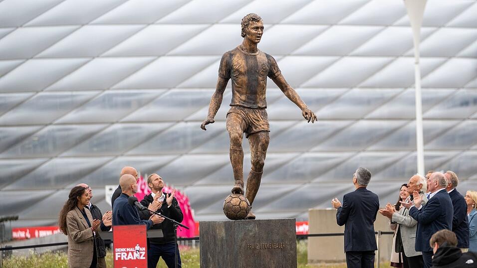 Franz Beckenbauer steht jetzt als in Bronze gegossenes Denkmal vor der Allianz Arena des FC Bayen München. Franz Beckenbauer steht jetzt als in Bronze gegossenes Denkmal vor der Allianz Arena des FC Bayen München.