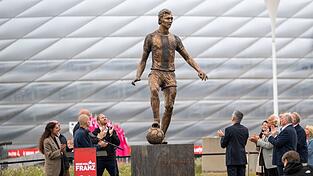 Franz Beckenbauer steht jetzt als in Bronze gegossenes Denkmal vor der Allianz Arena des FC Bayen München.