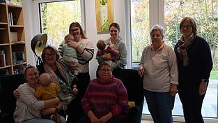 Brigitte Tarras, Vorsitzende des Frauenbundes Straßkirchen (2.v.l.) und Carolin von der Sitt (rechts) mit einigen Teilnehmerinnen des „Drei-Generationen-Treffs“ Brigitte Tarras, Vorsitzende des Frauenbundes Straßkirchen (2.v.l.) und Carolin von der Sitt (rechts) mit einigen Teilnehmerinnen des „Drei-Generationen-Treffs“