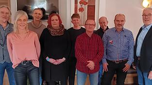 Bürgermeisterkandidat Edwin Birnböck (l.) und MdL Johann Müller (r.) rahmen die anwesenden Kandidaten ein. Bürgermeisterkandidat Edwin Birnböck (l.) und MdL Johann Müller (r.) rahmen die anwesenden Kandidaten ein.