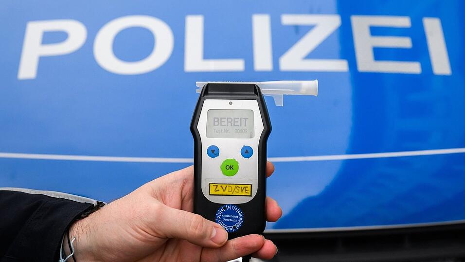 Die Polizei f&uuml;hrte einen Atemalkoholtest bei dem Betrunkenen durch. (Symbolbild)