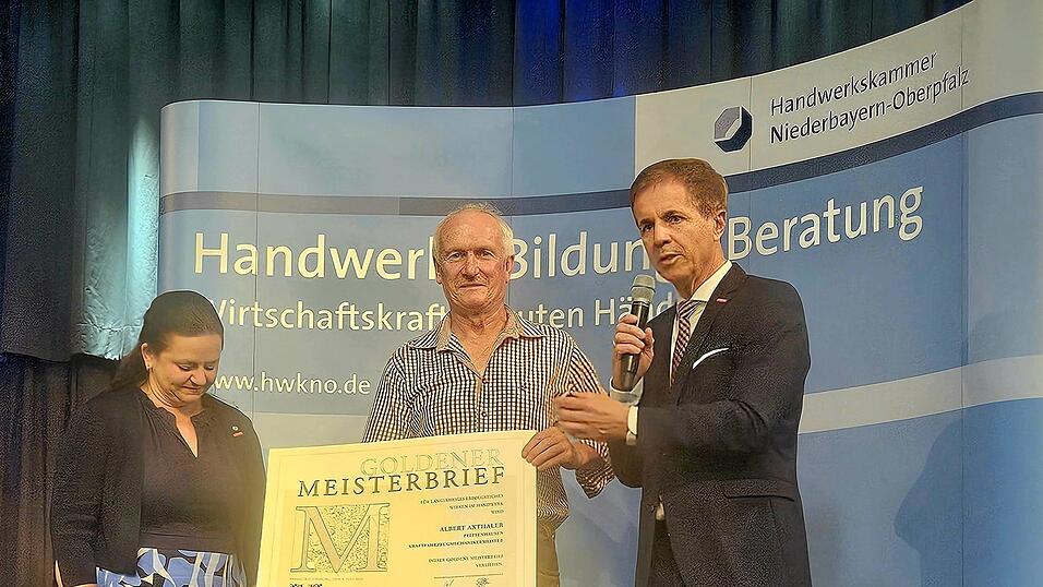 Als erster von 41 Geehrten durfte der Kraftfahrzeugmechanikermeister Albert Axthaler aus Pfeffenhausen seinen Goldenen Meisterbrief in Empfang nehmen.