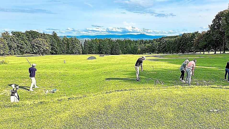 Kein Bild aus einem Werbeprospekt, sondern Momentaufnahme am Samstagnachmittag: Der Further Golfplatz besticht durch seine herrliche Aussicht auf die Bayerwaldberge. Nicht umsonst wird die 18-Loch-Anlage auch von Experten für ihr Ambiente immer wieder gelobt. Kein Bild aus einem Werbeprospekt, sondern Momentaufnahme am Samstagnachmittag: Der Further Golfplatz besticht durch seine herrliche Aussicht auf die Bayerwaldberge. Nicht umsonst wird die 18-Loch-Anlage auch von Experten für ihr Ambiente immer wieder gelobt.