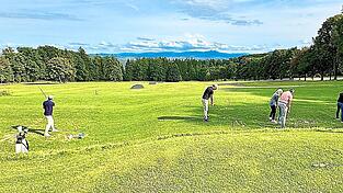 Kein Bild aus einem Werbeprospekt, sondern Momentaufnahme am Samstagnachmittag: Der Further Golfplatz besticht durch seine herrliche Aussicht auf die Bayerwaldberge. Nicht umsonst wird die 18-Loch-Anlage auch von Experten für ihr Ambiente immer wieder gelobt.