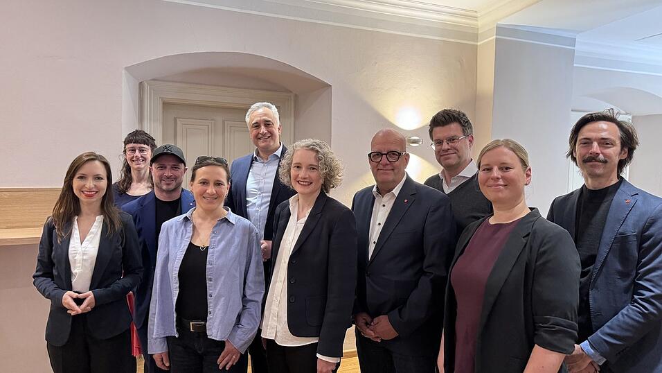 Vertreterinnen und Verteter der sechs Koalition&auml;re haben am Dienstag erkl&auml;rt, wie sie sich die gemeinsame Regierungsarbeit vorstellen. OB Thomas Burger (Vierter von links) wird k&uuml;nftig mit Helene Sigloch und Thomas Thurow (rechts neben ihm) die Stadtspitze bilden.